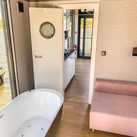 Båthotell Houseboat - Dom Na Wodzie